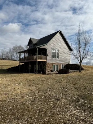 Quiet, secluded bluff top cabin with beautiful sunsets