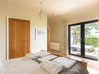 Meadow View lodge - Sleeps 4/5 with private hot tub Cheddar otelleri