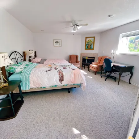 Stunning oceanic views right outside, 4-minutes to WaterfrontPark, Cozy Comfort!