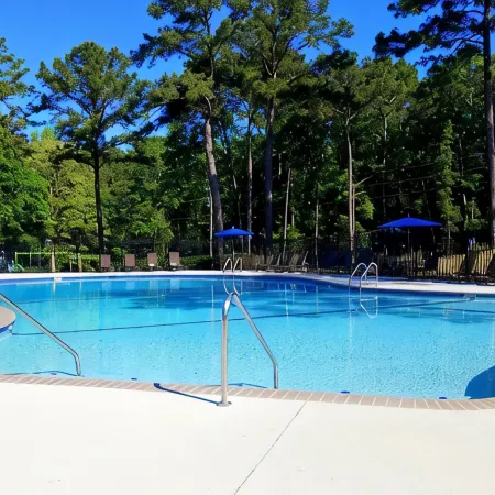 Discover Daphne's mystery cottage: Golf Course, Yacht Club, pool retreat!
