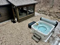 Secluded cabin next to creek with hot tub + fire pit. Walking distance to river. - Hytter