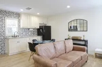 Charming 2-bedroom bungalow with AC, WiFi in welcoming Ontario - ห้องครัว