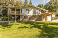 Delightful Lakeshore Cottage, Great Swim & Lakeside Amenities, +22 Foot Pontoon - Homestays