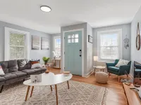 BOHO BUNGALOW - STEPS FROM HISTORIC DOWNTOWN APEX<br> Hotels in Apex