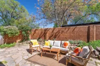 Stunning Artful Adobe - Super Walkable Location - Kitchenette