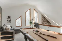 Pocono Lake Chalet w/Hot Tub, Pool Table, & Fire Pit. Pet friendly! - Hytter