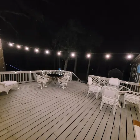 Relaxing newly-renovated 3/2 lakeside retreat with private dock