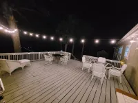 Relaxing newly-renovated 3/2 lakeside retreat with private dock
