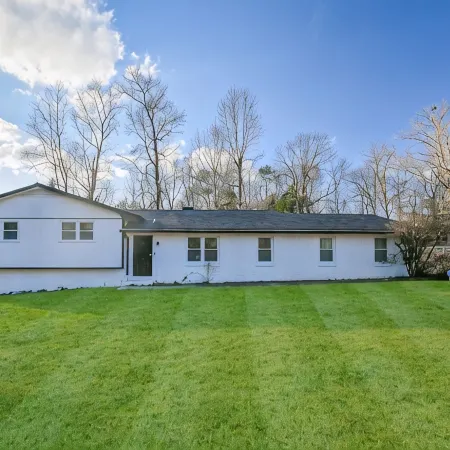 Spacious 4 Bedroom home w 1.1 acre backyard 10 mins Airport