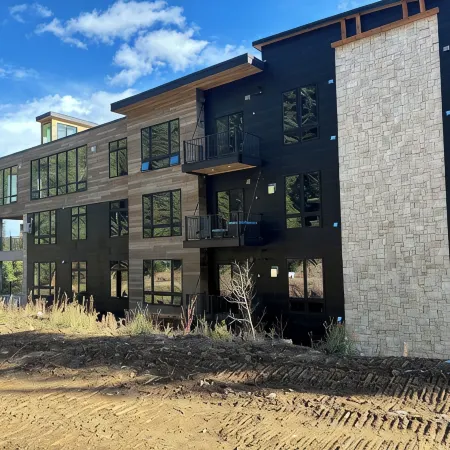 New Condo w/ Hot Tub & Balcony-Short Walk/Bike to Trestle Bike Park & Village