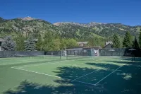 Jackson Hole 2Br Condo Pool/Hot Tub/Tennis Basecamp for Yellowstone+Grand Teton - 4 ดาว