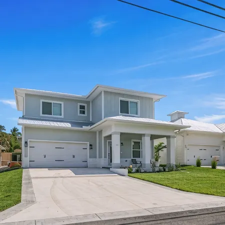 Welcome to Casa Rio, our spacious house in scenic Jensen Beach!