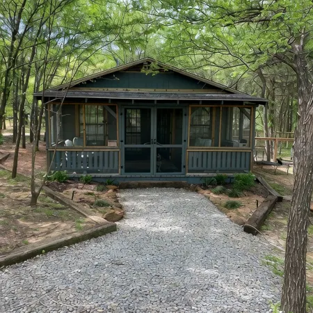 Quiet, peaceful little cabin just one mile from flowing wells marina
