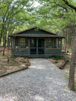 Quiet, peaceful little cabin just one mile from flowing wells marina