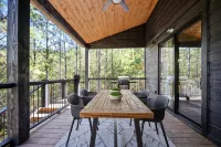 Secluded Luxury Couples Cabin with Hot Tub