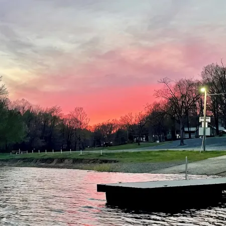 Charming 3 bedroom lake front house in Gilbertsville with WiFi and AC