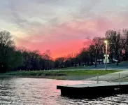 Charming 3 bedroom lake front house in Gilbertsville with WiFi and AC