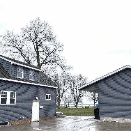 Charming Full Home in Downtown Escanaba – Walk to Beach, Park, and Marina! Отели в г. Эсканаба