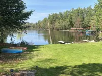 Clean cottage on the Eagle River Chain, dock, firewood, edge of town - 무료 와이파이