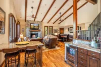 Beautiful Sun Valley Lodge II Penthouse, Sleeps 8 with Amazing Views of Baldy - Wifi