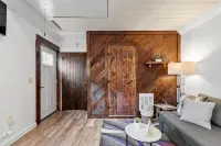 10 Min Walk to Lake w/Private HOT TUB & patio! - 3성급