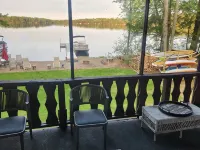 Charming 3-bedroom house with lake front access near boat launch in Laona. Hotels in Forest County