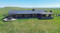 Glass Cottage Overlooking Beartooth Mountain Range - 4-Star