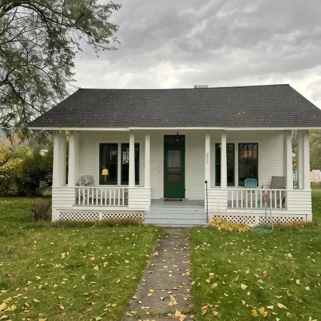 Historic 2 Bedroom Home in Downtown Stevensville. Pet Friendly! RV Parking