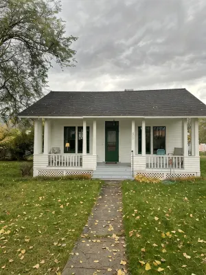 Historic 2 Bedroom Home in Downtown Stevensville. Pet Friendly! RV Parking - 4つ星
