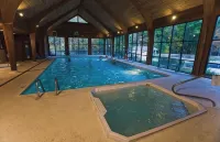 All-Season Mountain Retreat with Resort Access