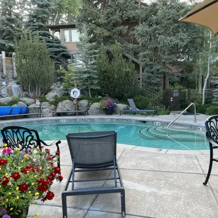 Make memories. Cozy ski in ski out. Convenient to skiing and restaurants!