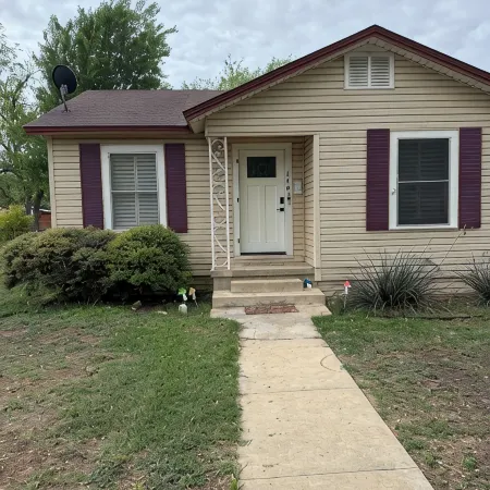 Charming 2-bedroom house in welcoming quiet Hondo w HEAT AC, WiFi, cable