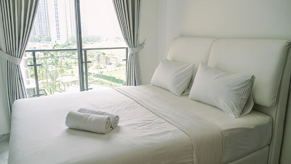 Comfortable Studio with Pool View at Sky House BSD Apartment
