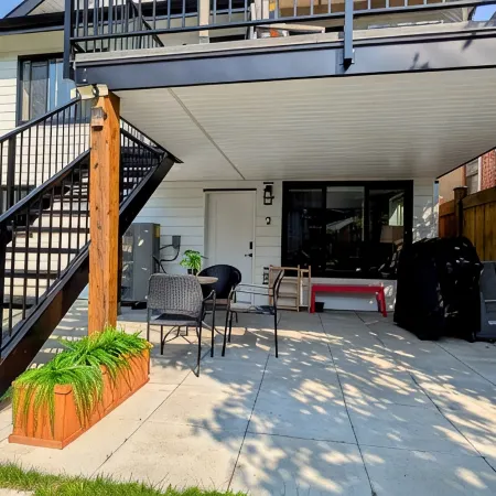 Bright 2-Bed Ground Suite | Steps to Pne & Transit Отели рядом с достопримечательностью «Спортивный комплекс «Пасифик-Колизиум»»