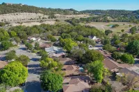 Kerrville Hidden Gem with Firepit and Grill - Great Location - Pet friendly