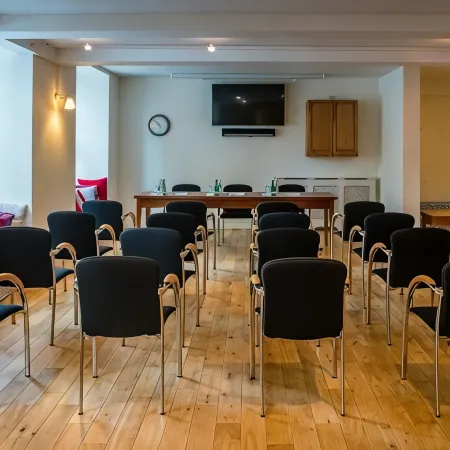 The Coffee House Hotel Отели рядом с достопримечательностью «Стадион "Питтодри"»