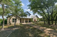 Spicewood Lodge w/Pool, HotTub - 3-Star