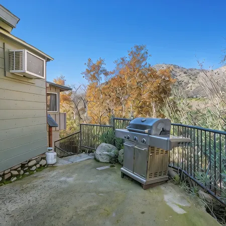 The Kaweah River Cabin sleeps up to 8 guests, located 3 minutes from entrance