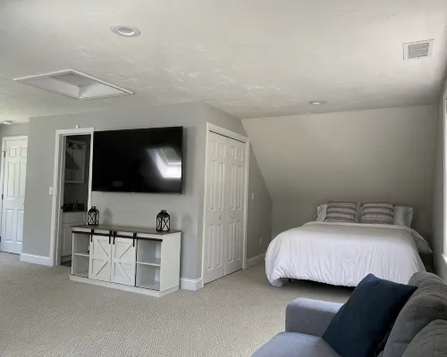 Quaint & Clean Cape Cod Loft Hotels in Bourne
