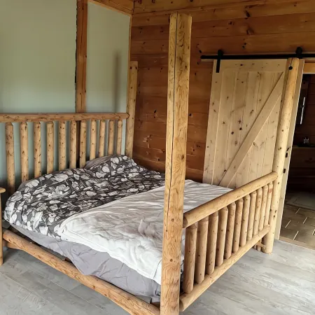 Secluded lodge, with multiple hiking trails and breathtaking views! Hotels in Conesus