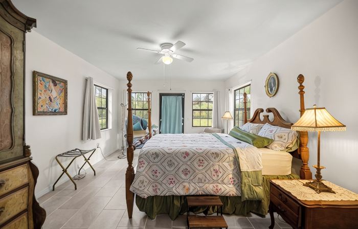 Minutes from Kayaking, Paddleboarding, Natural Springs, and Cedar Key Beach.