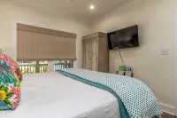 Rendezvous Bay 4 Luxury Villa on Indian Bay with Boat Dock - Balkon