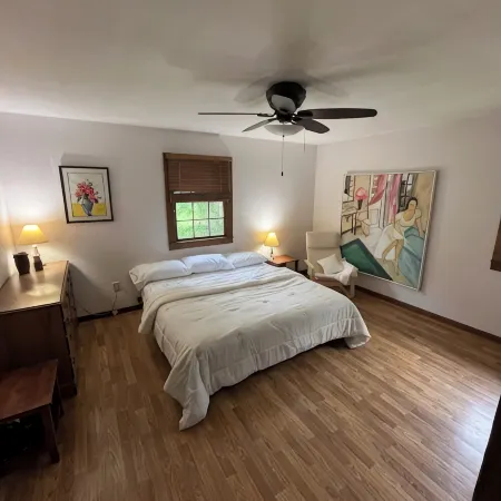 Spacious in-Town Family Home, Walk to Beach & Downtown, Quiet Retreat
