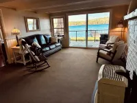 Charming 4-bedroom cottage with AC, WiFi on Little Sebago Lake waterfront - Homestays