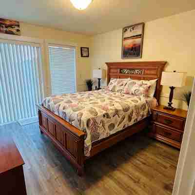 Cozy TownHouse 1/2 Block to Beach Access Rooms