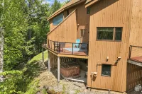 Spacious 3-Bed Mt. Chalet with Attitash Views & Private Hot Tub