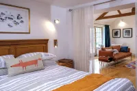 Contemporary & sleek self-catering space, with secure off-street parking. - Homestays