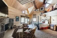 Secluded log cabin along serene Hurd Creek ♥ - Chalets