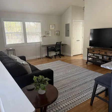 Adorable guest house with private backyard in Mount Pleasant