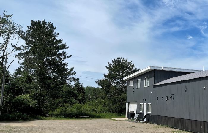 Beautiful modern 2 bedroom apartment, near trails, with big parking lot